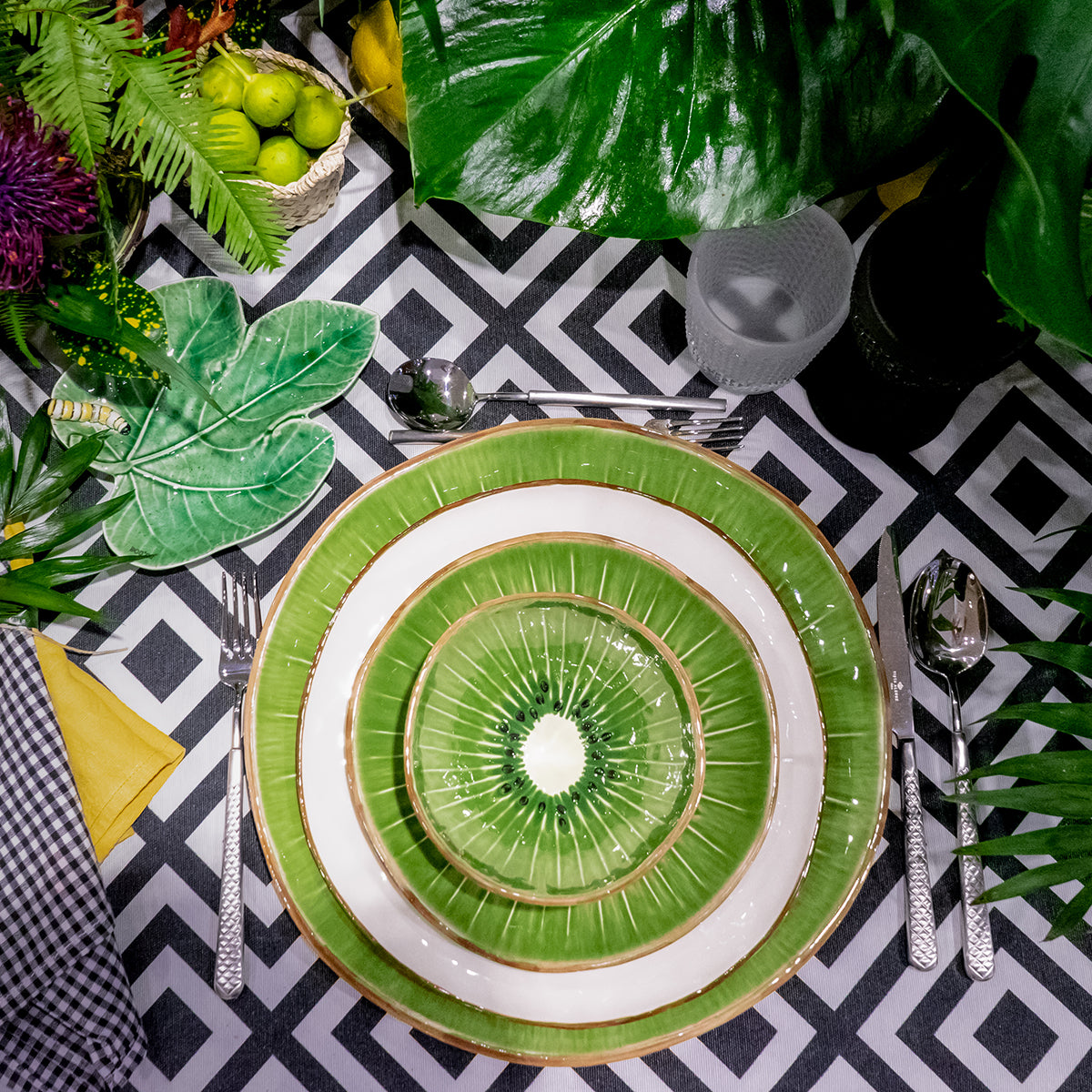 Bordallo Pinheiro Tropical Fruits Kiwi Dessert Plate