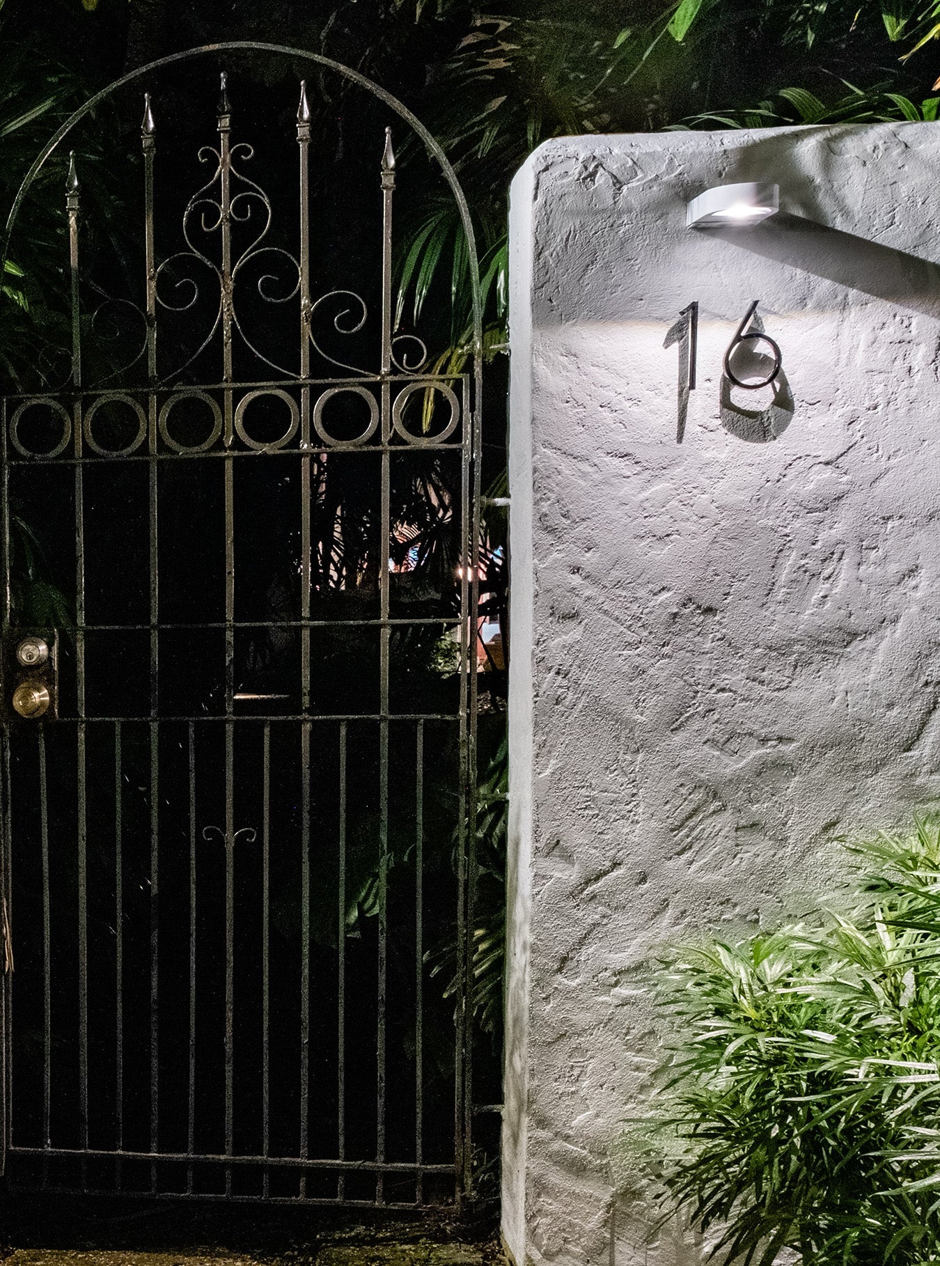 An image of Solzo Post Light
